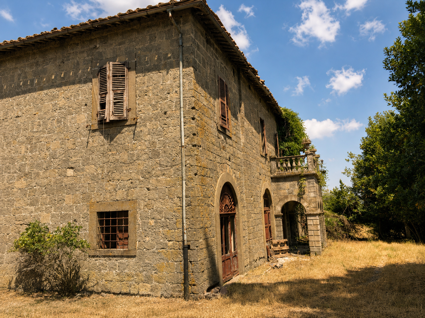 La facciata laterale del casale prima del restauro