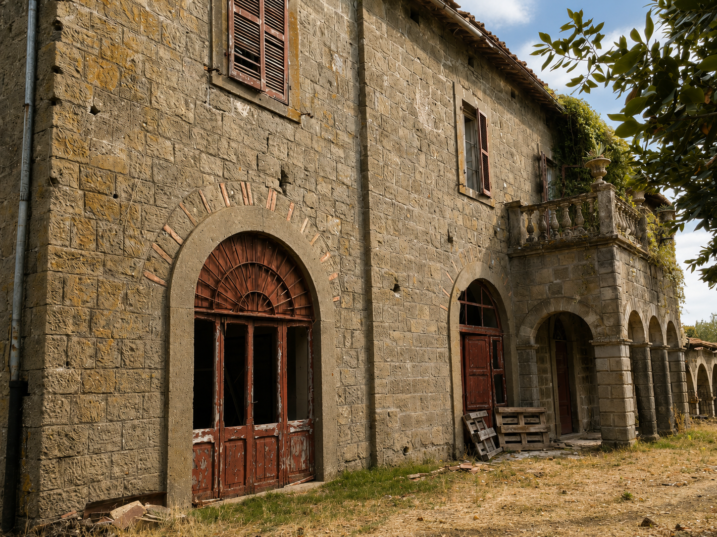 La facciata principale e il porticato prima del restauro