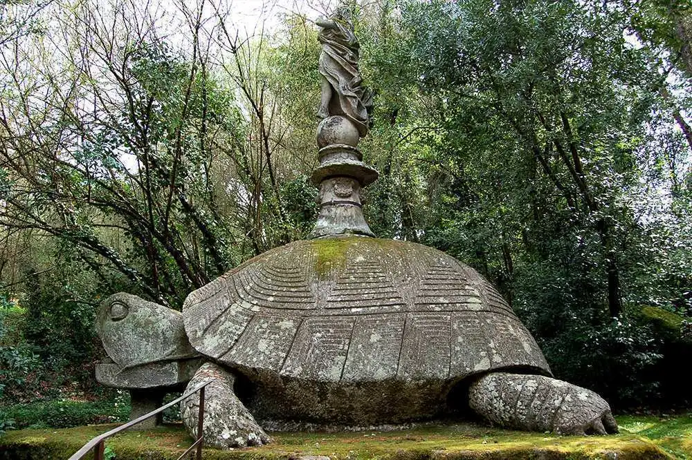 La scultura della Tartaruga nel Sacro Bosco di Bomarzo