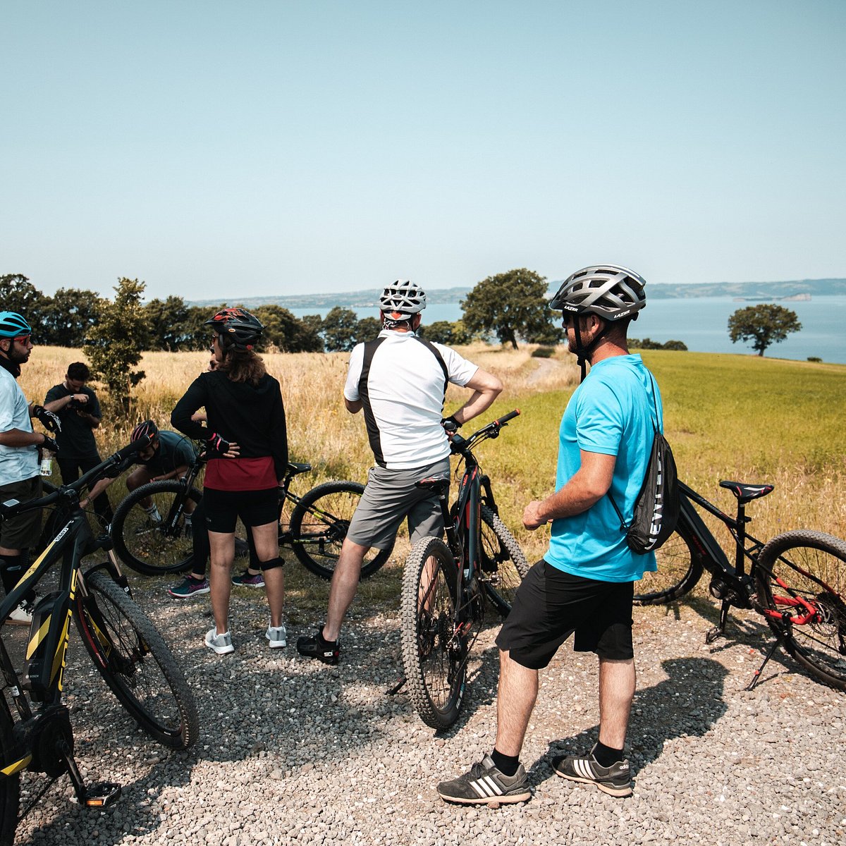 Gruppo in e-bike davanti al Lago di Bolsena
