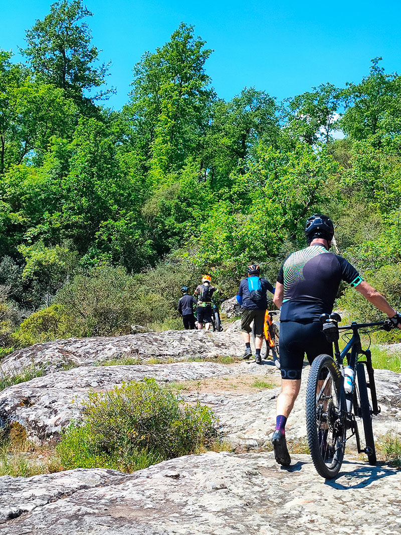 Bike tour Caprio lungo un sentiero nella natura