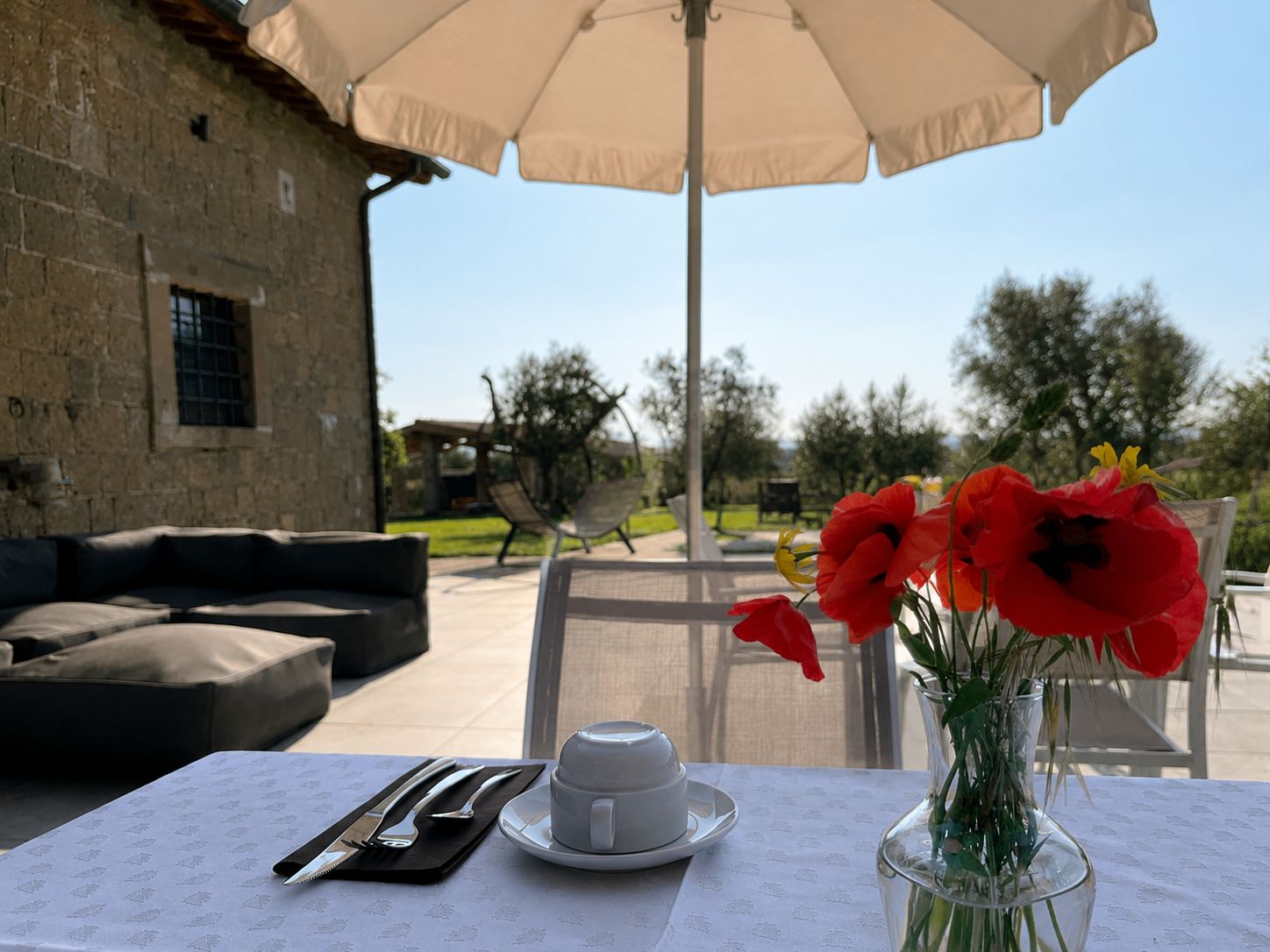 Colazione all’aperto con fiori freschi