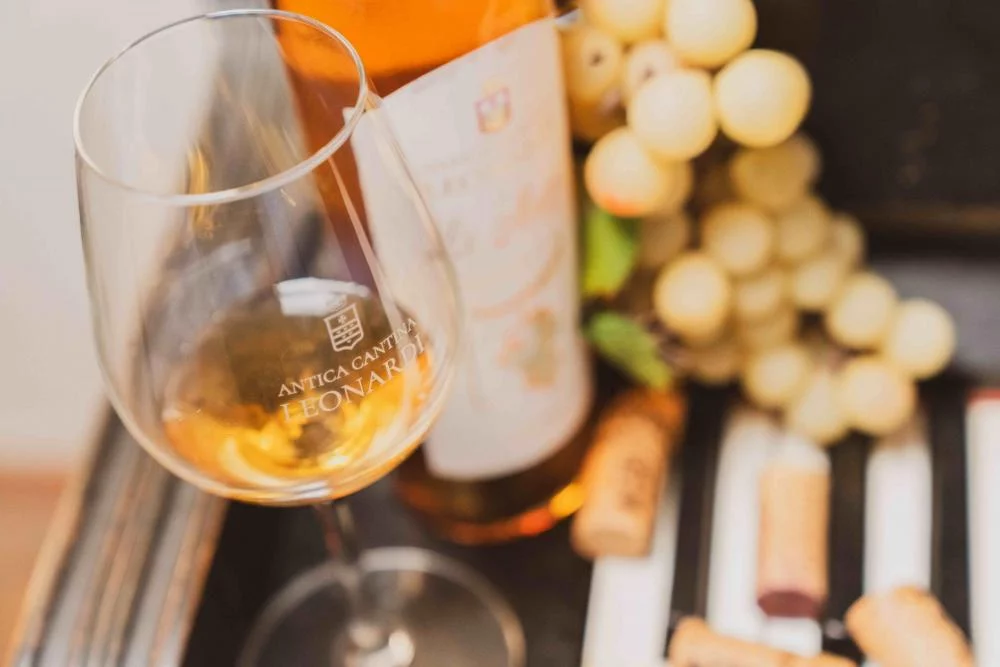 Calice e bottiglia dell’Antica Cantina Leonardi