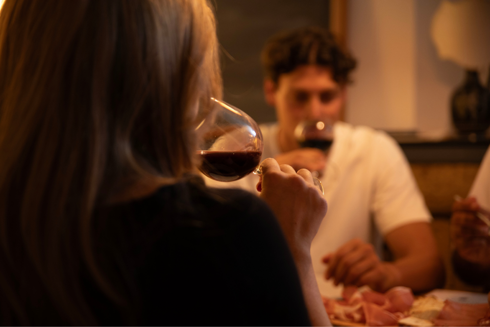 Degustazione di vino rosso all’Antica Cantina Leonardi