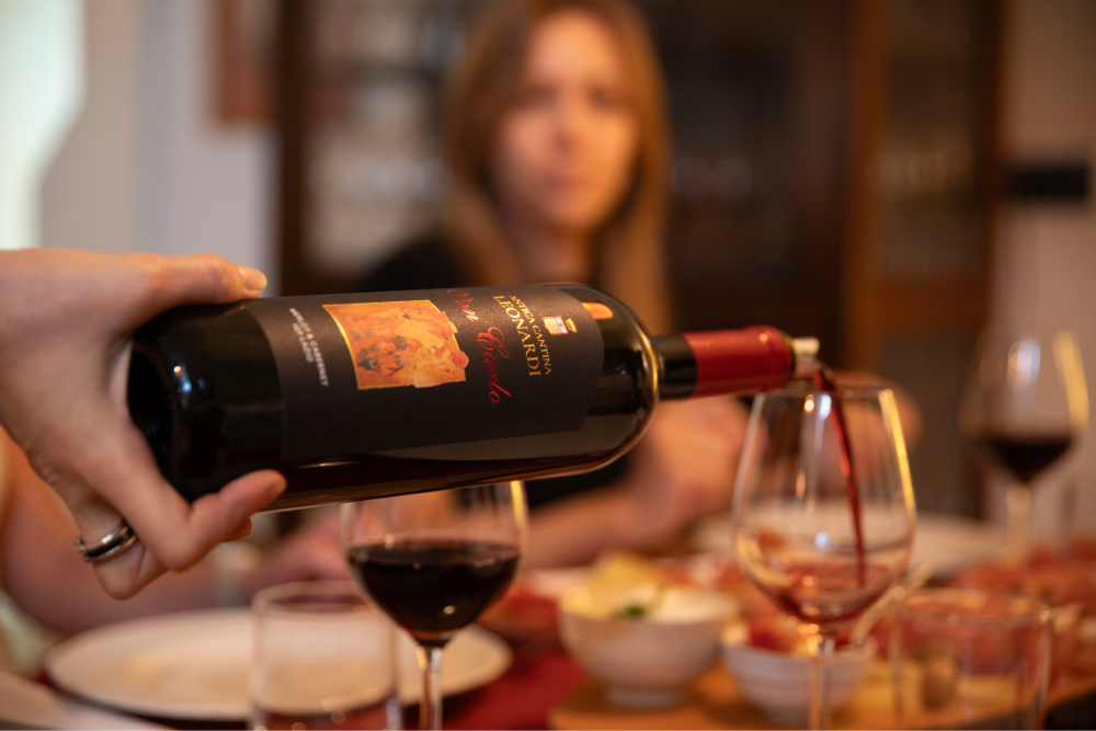 Vino Leonardi versato durante la degustazione