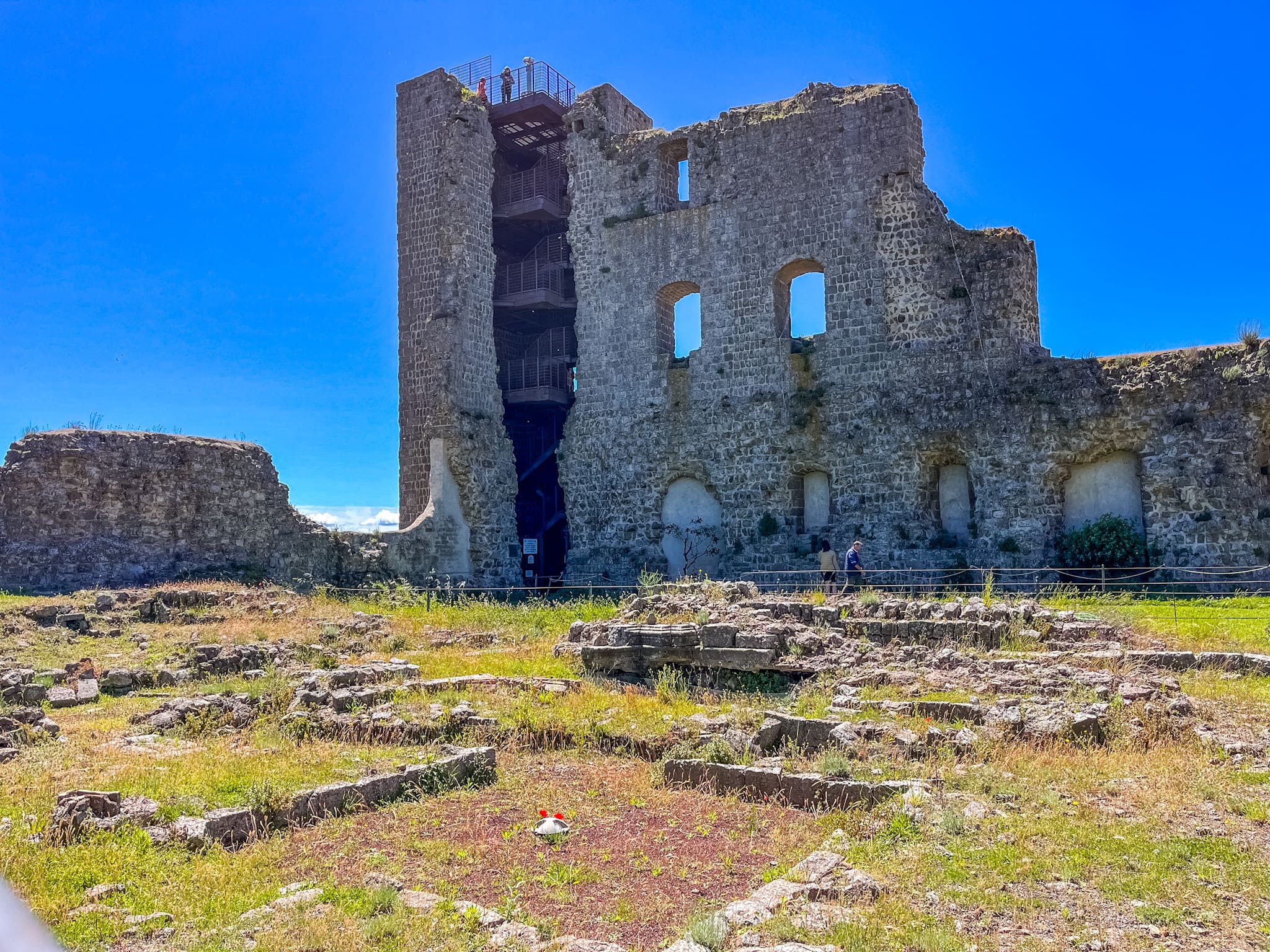 Le rovine e la torre panoramica della Rocca dei Papi