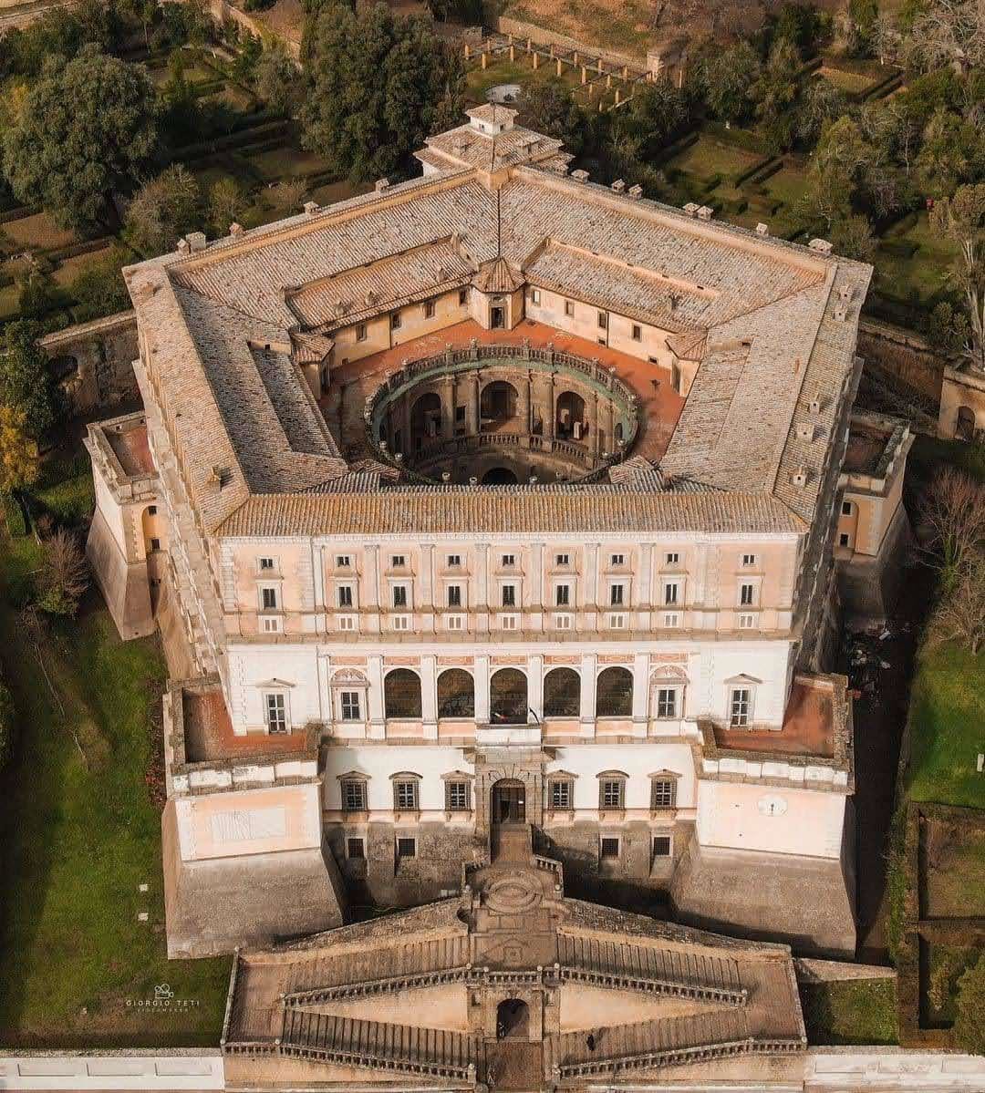 Veduta aerea della pianta pentagonale di Palazzo Farnese