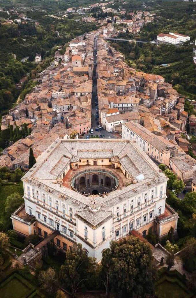 Palazzo Farnese e il borgo di Caprarola visti dall’alto