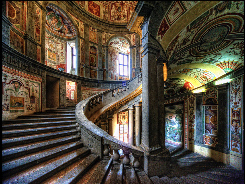 La Scala Regia e le pareti affrescate di Palazzo Farnese