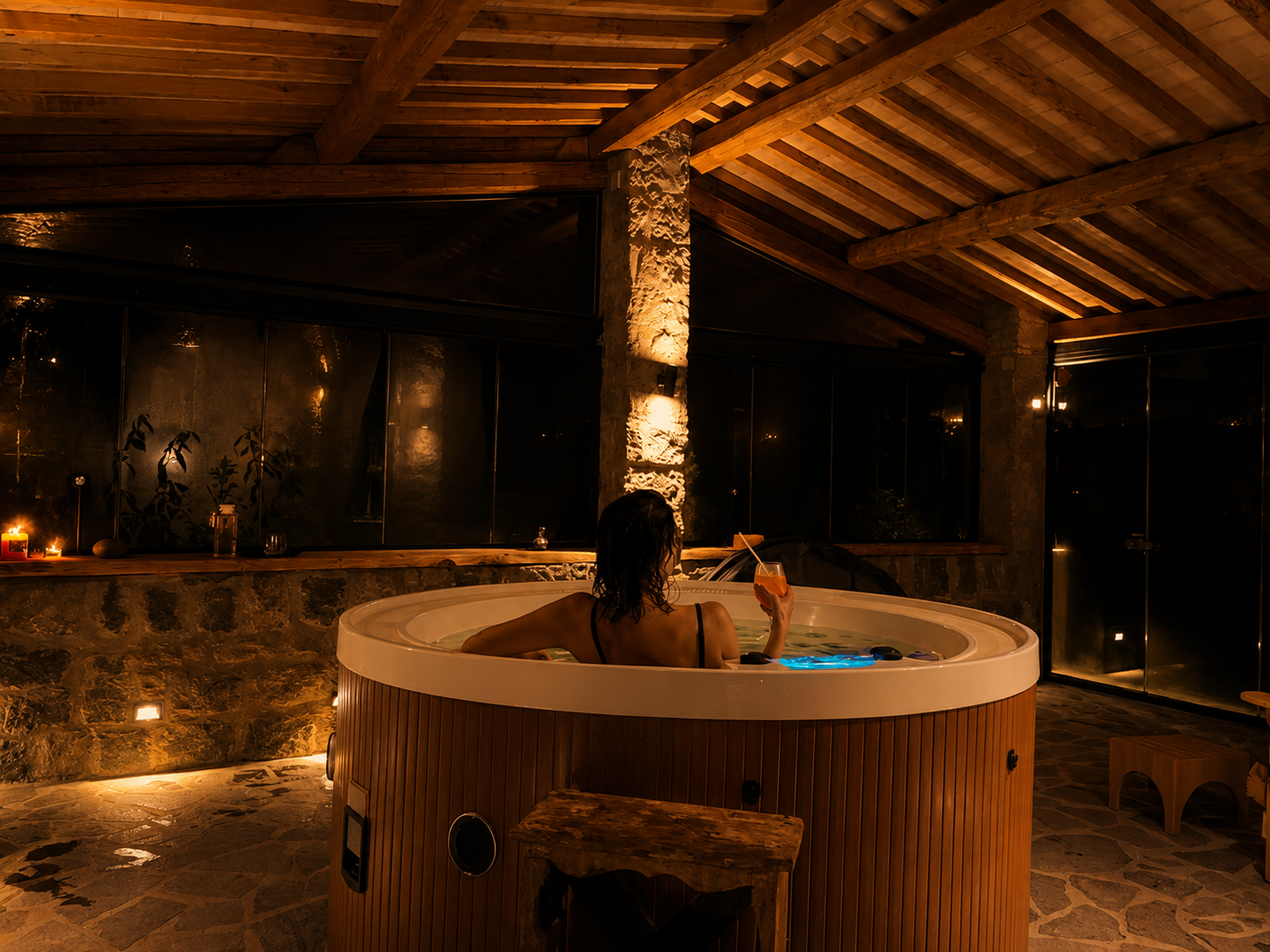 Momento di relax nella vasca idromassaggio di sera