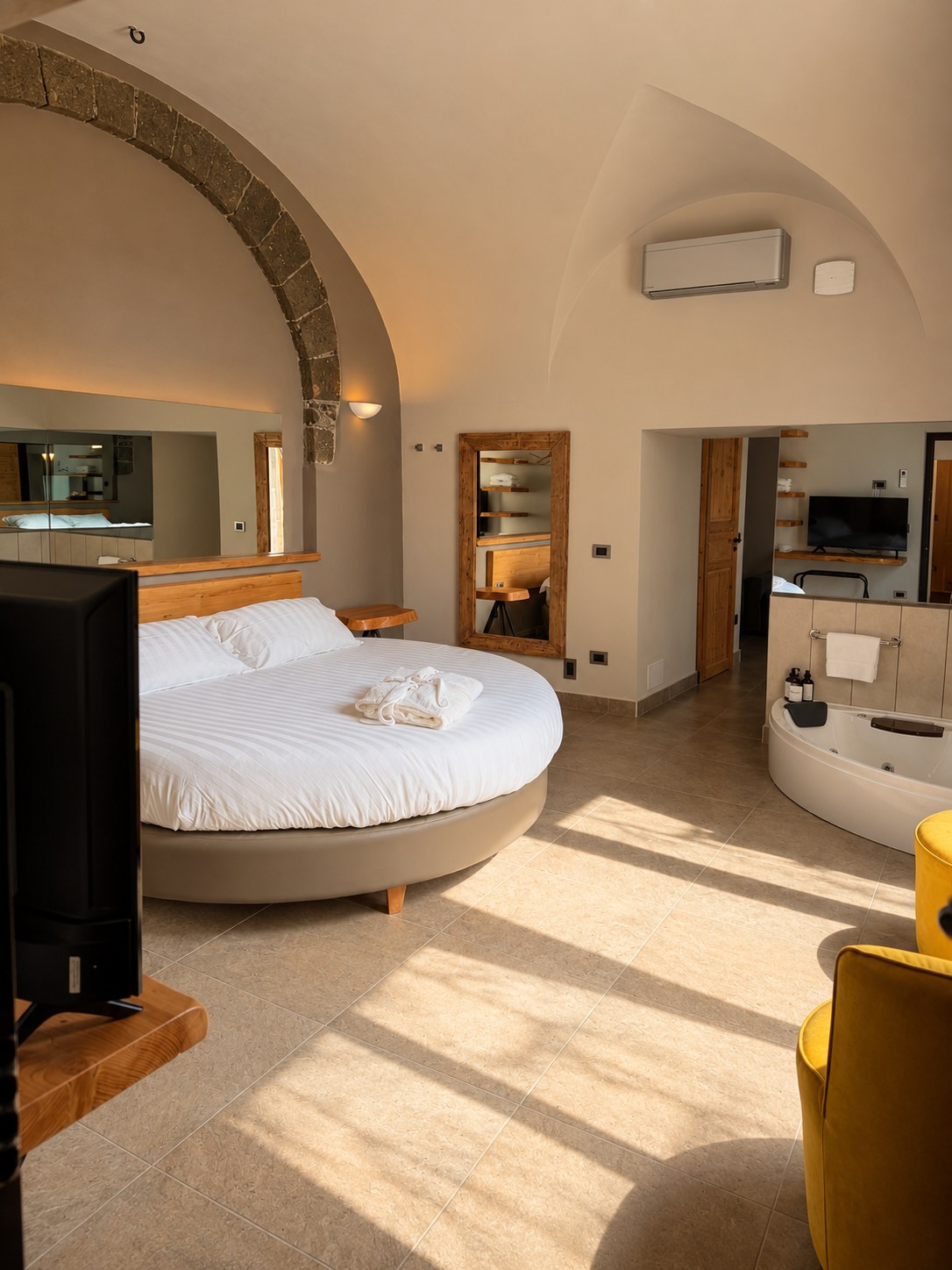 Suite nel casale con letto rotondo e vasca idromassaggio