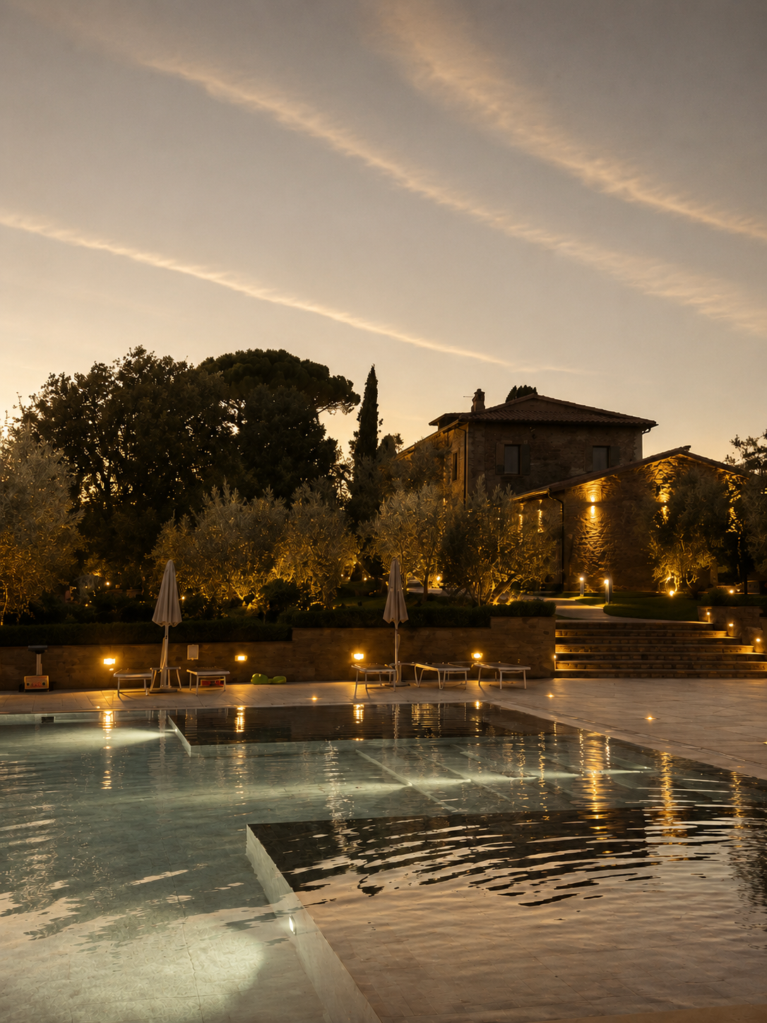 La piscina e il casale di Villa Paladini al tramonto